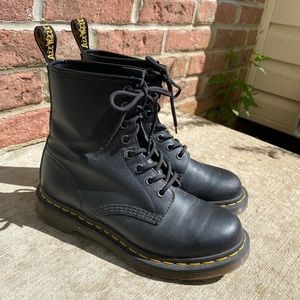 Dr. Martens Black 1460
